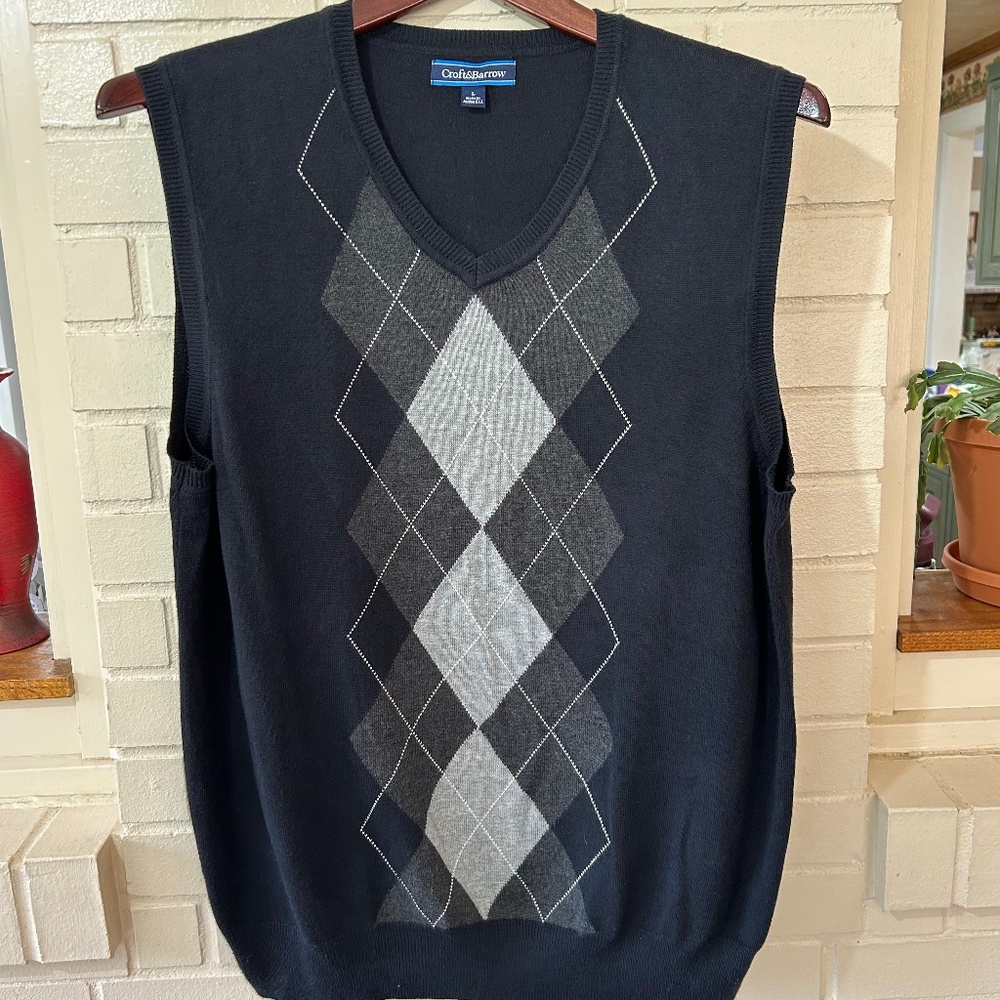 Men’s Large V-Neck Sweater Vest Black with Argyle Style Pattern on Front